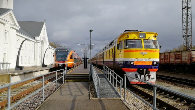 旅の前口上は序章にグタグタ書いたのでそちらをご覧いただきたく。<br />https://4travel.jp/travelogue/11560161<br />本旅行記は本章にはいり、その第2章エストニア編。<br /><br />※第1章 エストニア https://4travel.jp/travelogue/11560164<br /><br />ヘルシンキからフェリーでエストニアにわたり1泊。<br />翌日は朝から鉄道で、ラトビアのリガへ向かいます。<br />首都同士(タリン-リガ)を結ぶ鉄道、直通列車はなく途中乗り換え、また優等列車ではなく、ごくごく普通の列車に乗って1日乗り鉄。<br /><br /><br />★旅のミッション(ラトビア)<br />・バルト三国 各国の鉄道に乗る<br /> →タリン-リガ間鉄道乗車<br />・バルト三国首都 各都市のKGB博物館訪問<br /> →KGB本部跡角の家見学<br />・バルト三国 各国の鉄道博物館訪問<br /> →リガの鉄道博物館訪問<br /><br />■スケジュール<br />10/09水 成田-関西-(機中泊)<br />10/10木 -ヘルシンキ-タリン(泊)<br />10/11金 タリン-リガ(泊)<br />10/12土 リガ-シャウレイ(泊)<br />10/13日 シャウレイ-ヴィリニュス (泊)<br />10/14月 ヴィリニュス-リガ-ヘルシンキ-(機中泊)<br />10/15火 -成田<br />※本編は10/11~10/12分の旅行記です。<br /><br />■ホテル<br />10/10 タリン Go Hotel Shnelli 5,844JPY Expedia<br />10/11 リガ Hilton Garden Inn Riga Old Town 90.8EUR<br />10/12 シャウレイ Hotel TURNE 29EUR ホテルホームページ<br />10/13 ヴィリニュス Hilton Garden Inn Vilnius City Centre 66.81EUR<br />