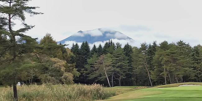 ２年ぶりの軽井沢旅行に行きました。<br />生憎の雨模様でしたが、美味しい物沢山食べて満足でした。<br /><br />昨年は北海道にゴルフ合宿でしたが、雨予報の為、翌日のみのゴルフになりました。<br /><br />