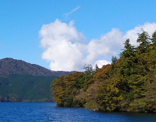 今朝の散歩でも国府津山から綺麗な富士山を拝みました、良く晴れており芦ノ湖からの富士山も見たくなりドライブしてきました。今回の目標は箱根・駒ケ岳から神山折り返しの登山でしたが先の地震、台風の影響で殆んどのハイキングコースは閉鎖されているとの情報を現地で聞き芦ノ湖周辺、箱根神社参拝に変更しました。今日も多くの観光客で賑わっていましたがゆったりと散策し過ぎてか富士山の写真を撮り損ねてしまいました。国道1号線沿い精進池、六地蔵、石仏群から双子山、駒ケ岳を見上げ次回ハイキングコースが整備されたら再挑戦したいと思っています。（ふたごやまは禁止らしいですが）。箱根宮の下、早川沿いも散歩しましたが、次回の旅行記にＵＰしたいと思います。