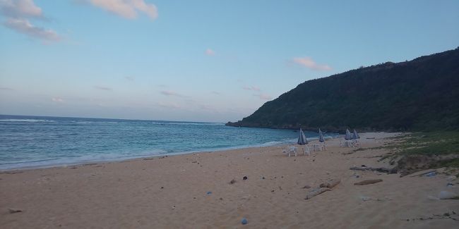 そもそも生まれて初めて沖縄です。しかもその中の宮古島へ最初に行くことになるとは思ってもいませんでした。なのでこんなきれいなオーシャンビューは初めてでした。<br />まず初日は池間島まで、そこにあるカフェに行くため、ドライブで行きました。そしてホテルのチェックインを行い、晩ごはんを街中で食べました。