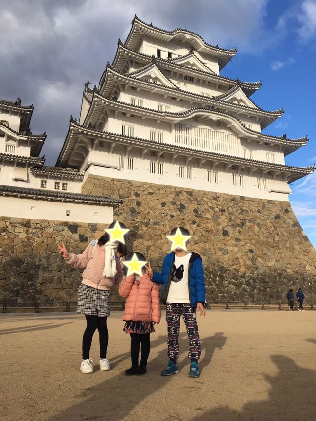 パパ、私、娘(11歳)、息子(8歳)の家族4人旅。<br />今回は関西圏に住むパパの弟家族と一緒に姫路城へ向かいます。