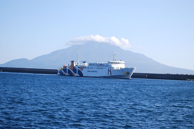 大好きな北海道。<br />その中でもなかなか行けなかった、礼文島と利尻島。<br />先月の知床から帰って間もなく、3日間で稚内-礼文島-利尻島をめぐるツアーを発見。<br />手ごろなお値段でもあり、即申し込み。<br />天候にも恵まれ、気温もそこそこ。<br />フェリーに3回も乗れ、大満足の旅行でした。