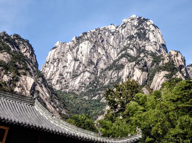 概要<br />2019年10月19日から22日(土日+1日休み+祝日)まで世界遺産の黄山に行きました。三大主峰の蓮花峰1864m、光明峰1860m、天都峰1830mを見てみたい。ロープウエイは乗らなかった!<br />10/19<br />0855 東京成田-1115 上海浦東 CA158<br />1210 上海浦東-1307 上海虹橋 バスで移動<br />1405 上海虹橋站-1709 黄山北站 高鉄G7315<br />1730 黄山北站ー1830 黄山南大門 バスで移動<br />1900 南大門近くホテルにチェックイン<br /><br />10/20<br />0530 宿泊地発<br />0600 南門-雲谷寺 バス<br />0640 雲谷寺-始信峰-ホテル 徒歩<br /><br />10/21<br />0430 朝日を見るために出発 <br />0630 ホテルで朝飯<br />0730 ホテル-光明頂-蓮花峰-×天都峰-慈光閣 徒歩<br />1430 慈光閣-南大門-黄山北站 バス<br />1730 黄山北站近くのホテルにチェックイン<br /><br />10/22<br />0800 宿泊地発<br />0932黄山北站-1239上海虹橋站 高鉄G7306<br />1310上海虹橋-1430上海浦東 バス<br />1715上海浦東-2040東京成田 CA157