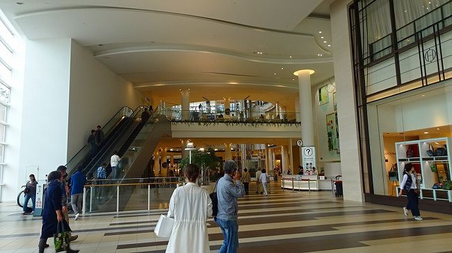 リコ―ダ―オーケストラO.R.S.の第8回定期演奏会が西宮市の兵庫県立芸術文化センター神戸女学院小ホールでありました。<br /><br />ゴンママのお友達の、歩こう会の会員がO.R.S.楽団の団員で、この定期演奏会に出演するので、はじめてリコ―ダ―の演奏会を聴きに、西宮市の兵庫県立芸術文化センター神戸女学院小ホールへゴンママと二人で出掛けました。<br /><br />https://www1.gcenter-hyogo.jp/contents_parts/ConcertDetail.aspx?kid=4316111013&sid=0000000001<br /><br />昼前に家を出て、阪急西宮ガーデンズ本館のスカイガーデンで、百貨店でゲットしたお弁当の昼食を摂り、13時過ぎに会場の県立芸術文化センターへ向かい、演奏を聞かせてもらいました。<br /><br />写真が多いので4冊に成っています。<br /><br />写真は、阪急西宮ガーデンズ本館、左のエスカレーターを上がった左側がスカイガーデンです。