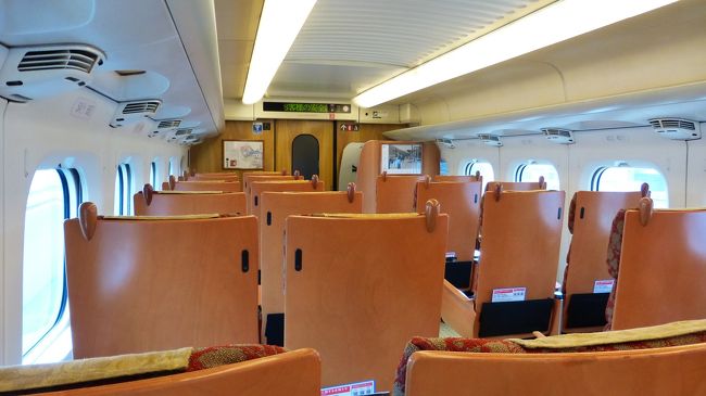 7月にも熊本市に行って来たばかりですが、桜町の熊本交通センター跡地に、大規模商業施設(SAKURA MACHI Kumamoto)が9月14日にオープンし、そこに新ホテル(ホテルトラスティプレミア熊本)が10月9日に開業したので、その大規模商業施設散策と新ホテル宿泊目的メインで、再度熊本市に行って来ました。<br /><br />SAKURA MACHI Kumamoto公式サイト:https://sakuramachi-kumamoto.jp/<br /><br />ホテルトラスティ プレミア 熊本公式サイト:https://trusty.jp/kumamoto/<br /><br /><br />今回の日程行程は下記の通りです。<br /><br />10月27日(日)<br /><br />博多 11:41-新幹線つばめ321号(800系)-熊本 12:30<br /><br />800系新幹線公式サイト:https://www.jrkyushu.co.jp/trains/800/<br /><br />・桜の馬場 城彩苑<br />・熊本城二の丸広場<br />・熊本市役所14F展望ロビー<br />・繁華街散策<br />・SAKURA MACHI Kumamoto内&屋上庭園散策<br /><br />ホテルトラスティ プレミア 熊本 泊<br /><br />スタンダードダブルルーム(約17平米) 9,900円<br /><br />開業記念料金 ハイフロア(9~13F指定) ビュッフェ朝食無料<br /><br /><br />10月28日(月)<br /><br />・水前寺成趣園<br /><br />熊本 13:35-新幹線さくら556号-博多(N700系) 14:13<br /><br />N700系新幹線公式サイト:https://www.jrkyushu.co.jp/trains/700/<br /><br /><br /><br />800系新幹線つばめで、博多~熊本間を乗車した時の様子です。<br /><br />コメントは、一部を除いて省略させて頂きます。