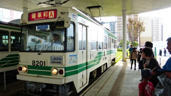 7月にも熊本市に行って来たばかりですが、桜町の熊本交通センター跡地に、大規模商業施設(SAKURA MACHI Kumamoto)が9月14日にオープンし、そこに新ホテル(ホテルトラスティプレミア熊本)が10月9日に開業したので、その大規模商業施設散策と新ホテル宿泊目的メインで、再度熊本市に行って来ました。<br /><br />SAKURA MACHI Kumamoto公式サイト:https://sakuramachi-kumamoto.jp/<br /><br />ホテルトラスティ プレミア 熊本公式サイト:https://trusty.jp/kumamoto/<br /><br /><br />今回の日程行程は下記の通りです。<br /><br />10月27日(日)<br /><br />博多 11:41-新幹線つばめ321号(800系)-熊本 12:30<br /><br />800系新幹線公式サイト:https://www.jrkyushu.co.jp/trains/800/<br /><br />・桜の馬場 城彩苑<br />・熊本城二の丸広場<br />・熊本市役所14F展望ロビー<br />・繁華街散策<br />・SAKURA MACHI Kumamoto内&屋上庭園散策<br /><br />ホテルトラスティ プレミア 熊本 泊<br /><br />スタンダードダブルルーム(約17平米) 9,900円<br /><br />開業記念料金 ハイフロア(9~13F指定) ビュッフェ朝食無料<br /><br /><br />10月28日(月)<br /><br />・水前寺成趣園<br /><br />熊本 13:35-新幹線さくら556号-博多(N700系) 14:13<br /><br />N700系新幹線公式サイト:https://www.jrkyushu.co.jp/trains/700/<br /><br /><br /><br />熊本駅前から市電(路面電車)に乗車し、辛島町電停近く(SAKURA MACHI Kumamoto内)にある、「ホテルトラスティプレミ熊本」に移動した時の様子です。<br /><br />熊本市交通局公式サイト:http://www.kotsu-kumamoto.jp/<br />