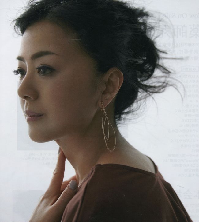 薬師丸ひろ子 コンサート2019の追加公演です。場所は、Bunkamura オーチャードホール。<br />東京と大阪、宮城と佐賀でも開催されましたが、この4公演のチケットが即日完売となったことを受け、今回の追加公演が実施されました。<br />1978年のデビューの薬師丸ひろ子。55歳。昔から変わらない美しい歌声で、観衆を魅了しました。<br />最新アルバム「エトワール」からの曲、そして数々のヒット曲も披露。<br />中でも、NHK朝ドラ「あまちゃん」の中で歌われた「潮騒のメモリー」は素晴らしいかったです。<br />