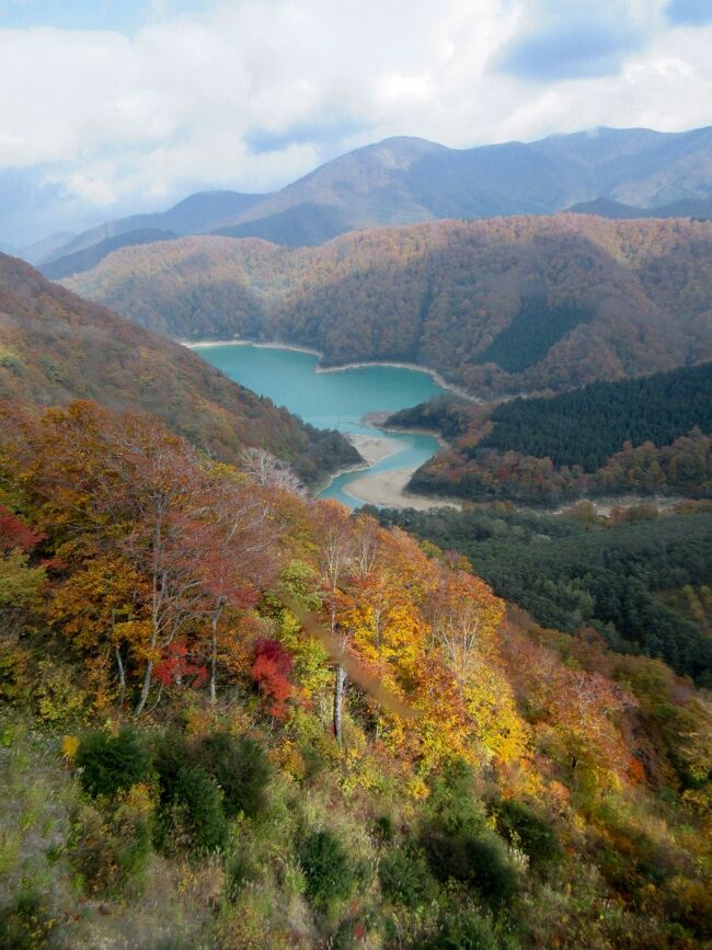 秋散歩 ~ 短編を3つ<br /><br />10月27日 赤城山 覚満淵<br />草紅葉を見ながら 覚満淵の遊歩道を ゆっくり散歩<br />遊歩道は来年撤去の計画もあるから<br />この景色は いつまで楽しめるのかな…<br /><br />10月30日 苗場ドラゴンドラ<br />日本最長のゴンドラから 田代湖と紅葉を楽しむ空中散歩<br /><br />10月31日 榛名湖<br />榛名湖を ふら~り散歩<br />