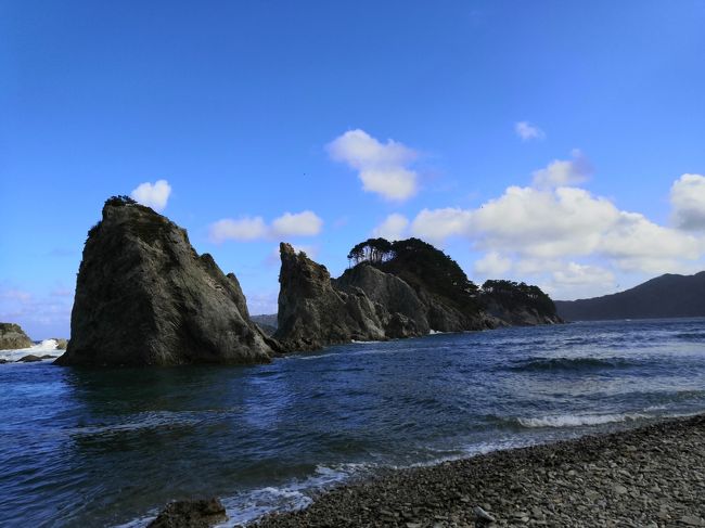 1人旅も好きだけど 春と秋は夫婦旅。<br />前回の大阪に引き続き 台風接近の 旅となった<br />しかし 三陸から 盛岡に 戻った後に 台風が接近したので 直撃には合わなかった<br />三陸の旅は 前回の台風の爪痕で 道路が通行止めになっている場所もあった<br />このところ 日本は災害が多い<br />温暖化の影響だろうか<br />今までは台風は9月までと思っていたが 10月も 油断できない<br />盛岡から 三日間レンタカーを借りて 走行320 km<br />今回は高速道路を使うことはなかった<br /><br />三陸は鉄道で走ったが 今回は車<br />前回、素通りした浄土ヶ浜や龍泉洞 盛岡のレンガ造りの銀行にも行けたし 途中の山道で綺麗な紅葉も見れたので 満足な旅だった。