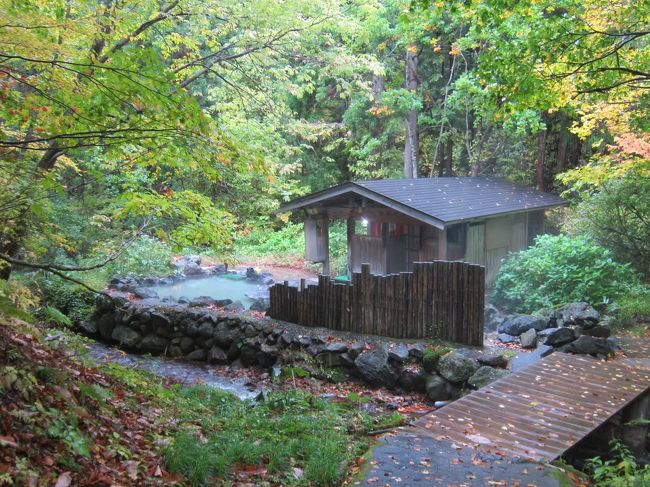 青森県と秋田県へ紅葉とりんごと温泉を楽しむ３泊４日のドライブ旅行。<br /><br />１日目・・・紅葉の乳頭温泉と玉川温泉を楽しみ、弘前へ移動。