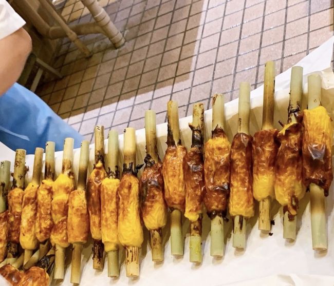 鈴廣かまぼこの里は、食べる・買う・遊ぶ・体験が一度に出来る施設です。<br /><br />そんな鈴廣かまぼこの里で『かまぼこ・ちくわ手作り体験教室』に参加して参りました。<br />無我夢中に体験できるのと、なにより出来立てのちくわが美味しくて、二回目の参加です。<br />※ハロウィン?秋?に合わせて、ちくわはカボチャ入りでした<br /><br />その場でも人数に空きがあれば体験できますし(キャンセル待ちもあるようです)事前予約も可能です。今回は人数が多い為、予約しました。<br /><br />ちくわは、15~20分で焼き上がります。<br />蒲鉾は、蒸すのに1時間ほどかかりましたが、隣にお土産コーナーがあるのでストレスなく時間を潰せました。 ¥1.500/人