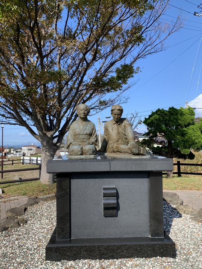 10/23<br />津軽半島一周ドライブ!<br />まずは高山稲荷神社の千本鳥居へ。ランチは十三湖の『和歌山』で名物シジミラーメンをいただきました。<br />国道339号を北上して、竜飛岬へ。途中、中泊で小説津軽の像記念館を見学。<br />竜飛岬から青函トンネル 龍飛斜坑線 三厩駅を見学して、津軽半島一周ドライブ終了!1日かかりました。津軽半島もやっぱり大きい!!<br /><br />===旅行の概要===<br />10/20(日)岩木山観光<br />岩木山 岩木山神社<br /><br />10/21(月)八甲田山周辺から下北半島へ<br />蔦沼 睡蓮沼 城ヶ倉大橋 雪中行軍遭難記念像 恐山 尻屋崎<br />下風呂温泉泊(ホテルニュー下風呂)<br /><br />10/22(火)下北半島鳥部&観光<br />大間鉄道跡見学 大間崎 佐井港から仏が浦へ遊覧船で <br />大間の浜寿司でマグロづくし<br />薬研渓流の紅葉狩り 湧水亭でおからドーナツ<br /><br />10/23(水) 津軽半島ドライブ&観光<br />高山稲荷神社 レストラン「和歌山」でしじみラーメン<br />小説「津軽」の像記念館 七ツ滝(車中見学)<br />眺瞰台 竜飛岬 階段国道 津軽海峡冬景色歌碑<br />青函トンネル 龍飛斜坑線 三厩駅 奥津軽いまべつ駅(車中見学)<br /><br />10/24(木)奥入瀬渓流ウォーキング<br />八甲田ゴールドラインをドライブ 奥入瀬渓流散策(馬門岩~雲井の滝、雲井の流れ~調子大滝)<br />「渓流の駅おいらせ」で十和田湖ひめます塩焼き定食と十和田バラ焼き定食<br />十和田市現代美術館 十和田市官庁街通りを散策<br /><br />10/25(金)八甲田ドライブ&黒石<br />八甲田ゴールドラインをドライブ 酸ヶ湯温泉日帰り入浴 <br />黒石観光りんご園 黒石「御幸」で海鮮鍋焼きうどん<br />黒石こみせ通り散策<br /><br />10/26(土)白神山地<br />白神山地へドライブ アクアグリーンビレッジ ANMONから世界遺産ブナ林を散策。<br />さらに津軽峠へドライブ 津軽峠でマザーツリーを見学<br /><br />10/27(日)安比高原・松川渓谷・焼走り<br />安比高原へドライブ 安比のゴンドラで山頂へ。<br />松川渓谷の紅葉を楽しんでから、焼走りへ。<br />盛岡駅から帰京<br />