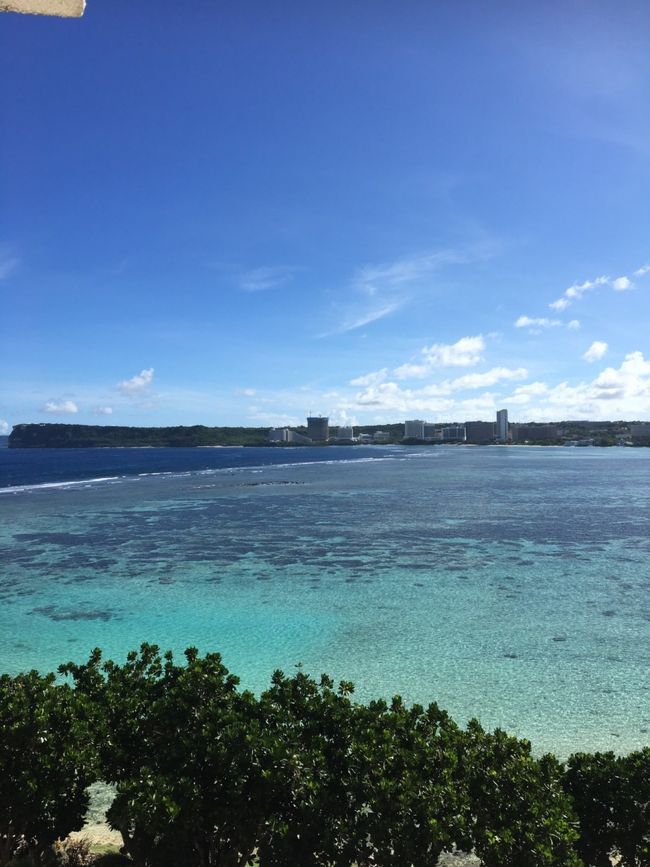 グアム旅行から約一月、思ったことをまとめて見ました。<br /><br />まず場所をグアムにしたのはベストだったかもしれません。フライト三時間半、時差1時間の手軽さ、南国ですが虫も少なく、清潔でした。<br />小さい子供連れなのでガンガン観光も難しいし、昼寝もあるので、基本プールと海でゆったり、軽くショッピングで丁度いい感じでした。<br /><br />飛行機はやはり大人しくは乗ってないので荷物は増えますが、おもちゃ、本、タブレット、などで如何に気を紛らわすかだと思います。<br />また気圧の耳詰まりに飲み物は必須だと思います。特典航空券でJAL利用でしたが地上スタッフ、CAの方々とても親身になって対応してもらい助かりました。<br /><br />ホテルはコストとある程度ランク(子供連れなので)を考えてヒルトンにしました。とてもお得で、綺麗ですしプールや施設も揃っていて良いですが、コストに余裕があるならアウトリガーのような立地も良いほうがベストだったと思います。<br /><br />初日にkマートに行って滞在用の日用品やお土産を大量購入。かなり買ってしまったので持ち帰りが大変で帰りはタクシーで12$使いましたが、その後あまり買い物もせず、大体の物が安く買えたので結果的には出費は抑えられたと思います。<br /><br />滞在中の幼児の食事はなかなか考えてしまいます。キッズミールは大体どの店にもありますが、幼児用ではないので、子供は1日1~2回は日本食を入れました。フードコートは日本食も洋食もあるので便利でした。<br /><br />スマホは今までの海外では無料wifiで済ましてましたが、今回は万が一のことも考えて、通話もネットもできる現地シムを購入しました。<br />表示を英語にすればショップの方が設定はしてくれますが、上手くいかない場合、ある程度の知識と設定が出来ないと使えないので、苦手方は国内でwifiレンタルしたほうが無難かもしれません。その場合はSkypeなど海外でも国内外の電話にかけれるアプリがあったほうが良いかもしれません。<br />洗濯は幼児がいるので使い慣れ洗濯を少量持参してホテルのコインランドリーで一回だけしました。<br /><br />空港までの移動は行きはスカイライナーで楽でしたが、帰りは混雑した急行列車で荷物と子供も観なくては行けないので大変でした。