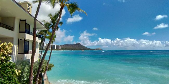 オアフ島３日目<br /><br />今日は、朝からウインダムの説明会に参加しました。<br /><br />そして、その後アラモアナセンターへ息子達や自分達のお買い物をしに行きました。<br /><br />楽しいお買い物の時間！<br />でしたが・・・<br /><br />最後に行ったパンドラで、ショックなことに気が付いた私。<br />ガーーーン！！！<br />少々立ち直ることができず( ；∀；)<br />自分に落ち度があっての事でしたが・・・<br />トムさんに当たる私(-_-;)<br /><br />気を取り直し・・・<br />アラモアナセンターを後にして、スコットさん宅へと向かいました。<br />スコットさんファミリーへのお土産をスコットさん宅の玄関先に置いて。<br />「また次回は会えますように！」<br /><br />そして、夜のワイキキに繰り出し、お嫁ちゃんへのお土産をゲットし、機嫌の直った私でした。<br /><br /><br />