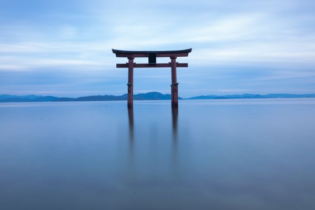 研修でお世話になった方々との大阪同窓会旅行をしたのが1日目。<br />ついでに2日目は、滋賀県に行ってきました。<br /><br />最初は福井県まで車でいく予定が、渋滞にはまってしまい、すぐに滋賀県へ。<br />はじめて琵琶湖を一周し、いろいろと観光してきました。<br />特に、メンタームとメンソレータムの関係性を知ることができたり、琵琶湖やメセタコイヤの並木など美しい景観を楽しむことができました。