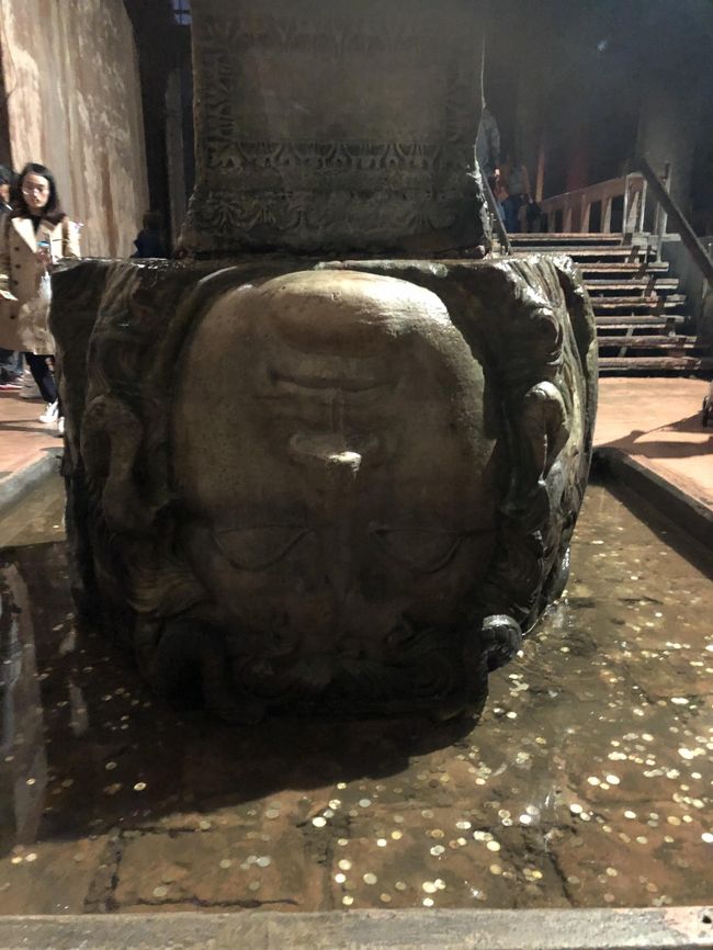 以前子供たちが卒業旅行で行ってきたトルコの鉄板観光地をゆるっと回ってきました。トルコ滞在中にトルコがシリアと戦争を始めましたがイスタンブール市内は何の変化もなく、また帰国時は台風19号の影響で予定通り帰国できずシンガポールに約1日足止めをを食うことになりましたが、13日間の楽しい旅行になりました。<br /><br />パムッカレの観光を終えイスタンブールへ向かいます。いよいよイスタンブール観光です。