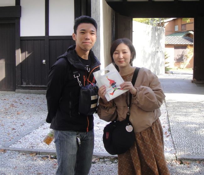 影絵は素晴らしい！<br />入館と退館が同じカップルのお客様が神奈川県から見学に来ていました。<br />「見学はいかがでした？」<br />「とても良かったです」<br />お二人をお土産と共に記念撮影させていただきました。<br />良い笑顔でしょ！<br /><br />誰もが感動する影絵です。<br />紅葉の始まりです。<br />見学は「今です」
