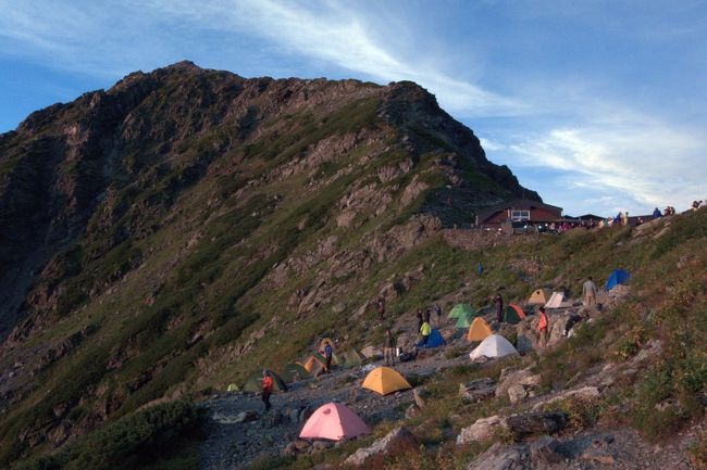 肩の小屋でテント泊し北岳・間ノ岳登山。