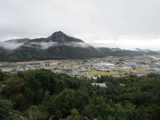 温泉旅は良いもんだ・・・P２です。伊豆半島の土肥温泉から連荘します。「伊東園 土肥」に宿泊して、今日は「大仁ホテル」まで移動します。無料のシャトルバスが利用できるのです。利用しました。この間の交通費は掛かりません。移動のバスタイムまで待ち時間がありましたのでチエックアウトして、ホテルに荷物を預け「土肥金山・海浜公園」へのウオーキング。昼食を済ませてホテルまで帰ります。預けた荷を受けシャトルバスに乗ります。約１時間で「大仁ホテル」に到着。リピートは５回目になります。「大仁ホテル」は元「巨人軍・長嶋茂雄」さんの現役時代・個人合宿で常宿したことで有名なホテルです。ホテル・庭・ロケーション・温泉・食事・いつ来ても満足することが出来ます。<br />追記します。ホテルから「新宿」までもシャトルバスが利用できますので、今回の旅の交通費がオールロハでした。<br /><br />表紙の写真は「ホテルの宿泊部屋の窓」から「葛城山」を観る。<br />　　　　　　　頂上までロープウエイで上がることが出来ます。<br />