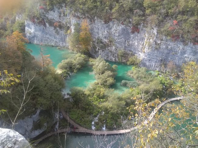 さぁ今日はこの旅最大のハイライト、念願のプリトヴィッチェ湖群国立公園へ。以前から写真を見て行きたいと憧れていた場所。ツアーだと下湖群を２～３時間回って終わりのパターンが多く、せっかくここまで来てそれはもったいないので、個人で行ってきました。上湖群も回ってゆっくり５時間、堪能できました。<br /><br />プリトヴィッチェは近年観光客が多く今年（2019年）から、事前予約制（空いていれば当日でも入場可）となり、また７月からはあらかじめコースが決められ、エントランス１から入場したら、同じところから出ないといけなくなっていた（実際は出口でチェックはなかったが）。<br /><br />私が行ったのは10月の平日だったので、事前予約しなくても入場できたが（HPで発売状況がわかる）、それでも結構な人出で、前日の日曜日の９時前後のチケットは売り切れていた。<br />とは言っても売れ切れているのはツアー客の多いエントランス１（下湖群に近い）だけで、エントランス２は余裕がありますが（私が行ったときは、エントランス２のバス停まで行く人は私だけでした）。