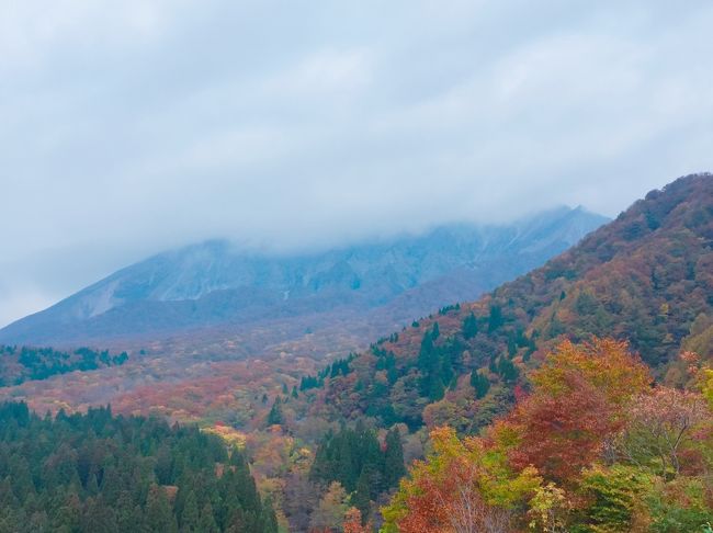 この旅行の3か月前に、パンフレットで観た、大山の鍵掛峠の素晴らしすぎる紅葉に心を奪われ、今年の紅葉狩りは鳥取だぁ～!!とすっかり乗り気に。　<br />大山エリアを訪れるのは、7年ぶりです。　前回の旅行記は↓<br />https://4travel.jp/travelogue/10711042 (2012年9月)<br /><br />前回訪れた時は、紅葉の時期ではなかったのですが、朝から大雨でした。　車の免許を持っていなかったこともあり、運行本数の少ない路線バスのスケジュールを事前にチェックして、行きたい場所を訪れた良い思い出です。　今回はレンタカーがあるので、自由自在に、行きたいところに行けるな…と思ってかなり楽しみにしていたのですが、この日もまた、お天気はすぐれず。　私ってば、大山との相性が悪いのかしら?<br />