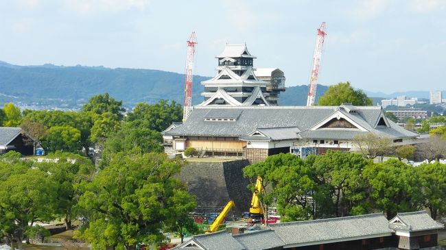 ７月にも熊本市に行って来たばかりですが、桜町の熊本交通センター跡地に、大規模商業施設（SAKURA MACHI Kumamoto）が９月１４日にオープンし、そこに新ホテル（ホテルトラスティプレミア熊本）が１０月９日に開業したので、その大規模商業施設散策と新ホテル宿泊目的メインで、再度熊本市に行って来ました。<br /><br />SAKURA MACHI Kumamoto公式サイト：https://sakuramachi-kumamoto.jp/<br /><br />ホテルトラスティ プレミア 熊本公式サイト：https://trusty.jp/kumamoto/<br /><br /><br />今回の日程行程は下記の通りです。<br /><br />１０月２７日（日）<br /><br />博多　１１：４１－新幹線つばめ３２１号（８００系）－熊本　１２：３０<br /><br />８００系新幹線公式サイト：https://www.jrkyushu.co.jp/trains/800/<br /><br />・桜の馬場 城彩苑<br />・熊本城二の丸広場<br />・熊本市役所１４Ｆ展望ロビー<br />・繁華街散策<br />・SAKURA MACHI Kumamoto内＆屋上庭園散策<br /><br />ホテルトラスティ プレミア 熊本　泊<br /><br />スタンダードダブルルーム（約１７平米）　９，９００円<br /><br />開業記念料金　ハイフロア（９～１３Ｆ指定）　ビュッフェ朝食無料<br /><br /><br />１０月２８日（月）<br /><br />・水前寺成趣園<br /><br />熊本　１３：３５－新幹線さくら５５６号－博多（Ｎ７００系）　１４：13<br /><br />Ｎ７００系新幹線公式サイト：https://www.jrkyushu.co.jp/trains/700/<br /><br /><br /><br />熊本市役所１４Ｆ展望ロビーから熊本城などを見た時の様子です。<br />