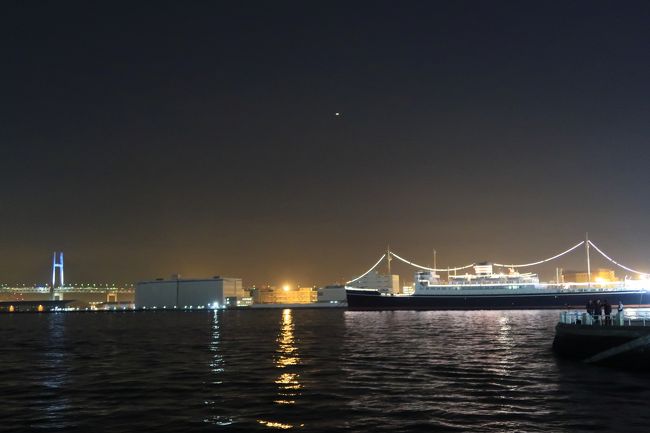 天気が良かったので夜の山下公園（横浜市）へ夜景を見に<br />行ってきました。<br />平日の夜でも多少、人がうろついていました。<br />山下公園から横浜みなとみらいの夜景は障害物が邪魔して<br />いまいちでした。