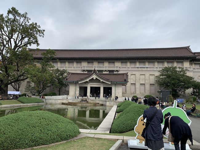 東京国立博物館で開催されている正倉院展を見てから地元の鷹狩行列を見る予定でした。が！！<br />本日は文化の日ということもあって通常の常設展は無料のところが多かったらしく、肝心の正倉院展は50分待ちという混雑ぶりだったので今回はパス。<br />仕事休んで普通の日に行こうかな。<br />正倉院展だけでなくハプスブルグ展・マミー展（ミイラのことね。）も激混みだったのでこちらも本日はパス。<br />やはり仕事休んで平日に行こう。と熱く心に決めました。