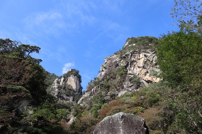 例年だと紅葉がピークのこの時期、山梨の昇仙峡に紅葉を見に行きました。昇仙峡は初めてで、一度行ってみたいと思っていたところ。<br />特急あずさで甲府へ。甲府駅から路線バスに乗って40分ほどで昇仙峡へ。昇仙峡ロープウェイで山の上へ上った後で、昇仙峡の渓谷を30分ほど散策、そして甲府へ戻りました。地元の人の話では、今年の紅葉はまだ全然で、1か月ほど先とのこと。今回は緑がきれいな、初めての昇仙峡を楽しみました。<br /><br />甲府駅 → 昇仙峡滝上 → 昇仙峡ロープウェイ(パノラマ台から、富士山や甲府の街がよく見えました) → 昇仙峡遊歩道(仙娥滝からグリーンラインバス停まで、約3キロ) → 甲府駅<br />→ 甲府夢小路(ほうとうのランチ、信玄餅ソフト) → 甲府ワイナリー「サドヤ」(ワインを一杯だけ) → 甲府城跡 → 甲府駅<br />