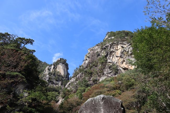 例年だと紅葉がピークのこの時期、山梨の昇仙峡に紅葉を見に行きました。昇仙峡は初めてで、一度行ってみたいと思っていたところ。<br />特急あずさで甲府へ。甲府駅から路線バスに乗って４０分ほどで昇仙峡へ。昇仙峡ロープウェイで山の上へ上った後で、昇仙峡の渓谷を３０分ほど散策、そして甲府へ戻りました。地元の人の話では、今年の紅葉はまだ全然で、１か月ほど先とのこと。今回は緑がきれいな、初めての昇仙峡を楽しみました。<br /><br />甲府駅　→　昇仙峡滝上　→　昇仙峡ロープウェイ（パノラマ台から、富士山や甲府の街がよく見えました）　→　昇仙峡遊歩道（仙娥滝からグリーンラインバス停まで、約３キロ）　→　甲府駅<br />→　甲府夢小路（ほうとうのランチ、信玄餅ソフト）　→　甲府ワイナリー「サドヤ」（ワインを一杯だけ）　→　甲府城跡　→　甲府駅<br />