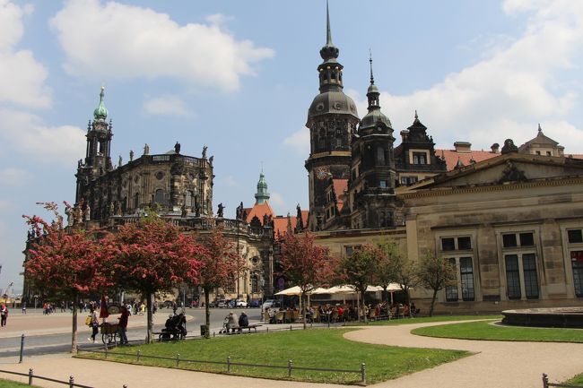 旅も後半。舞台は再びドイツです。<br />昔旅行本だったかインターネットでドレスデンの景色を見た時に、絶対に一度は行かないといけない都市だと思っていたので、念願をかなえることが出来て本当にうれしく思っています。<br />そんなドレスデンですが、やはり優雅な雰囲気がそこかしこに漂っていました。<br />これぞヨーロッパという感じの都市ですし、ベルリンとプラハの間にあっていきやすい都市でもあるので行ったことがない人にはお勧めします。(素通りはダメ、絶対!!)<br /><br />0日目 TK053 NRT 21:25-<br />1日目 3:35 IST TK1523 IST 6:55-9:05 DUS ケルンへ移動 <br /> ブンデスリーガ2部 ケルン対ダルムシュタット観戦<br />2日目 ブンデスリーガ 第31節 ドルトムント-シャルケ(ルールダービー)観戦 <br />3日目 デュッセルドルフ観光 EW9770 DUS 18:40 - 20:00 PRGでプラハへ移動<br />4日目 プラハ観光<br />5日目 プラハ観光<br />6日目 プラハ観光 ドレスデンへ移動<br />7日目 ドレスデン観光←←<br />8日目 ドレスデン観光 ベルリンへ移動<br />9日目 ベルリン観光 ブンデスリーガ第32節 ヘルタ・ベルリン-シュツットガルト観戦<br />10日目 ベルリン観光<br />11日目 ベルリン観光 TK1724 TXL 20:10-<br />12日目 0:05 IST、TK052 IST 01:40- 19:10 NRT