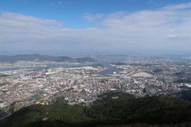 1年前から計画していた佐賀バルーンフェスタを見に行ってきた。バルーン競技は朝7時~と午後3時~の1日2回行われるのだが、雨だけでなく風が強いと中止になったりするので気象リスクを考慮して3泊4日のスケジュール。<br /><br />競技の開催初日から観戦しようと前日に九州入りして、世界遺産に登録されている官営八幡製鐵所の関連施設を観光後に博多に宿泊。玄界灘の海の幸を堪能してから翌朝に会場の最寄り駅となるバルーンさが駅に向け出発するはずだったのだが・・・<br /><br />【2019 佐賀インターナショナルバルーンフェスタ 第40回記念大会】<br /> ◇第33回パシフィック・カップ<br /> ◇2019熱気球ホンダグランプリ第4戦<br /> ◇バルーンファンタジア2019<br />バルーン競技・イベント開催期間 10月31日(木)~ 11月4日(月・祝) 5日間<br /><br />佐賀インターナショナルバルーンフェスタ公式サイト:http://www.sibf.jp/