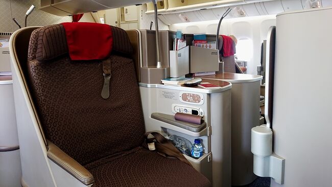 ガルーダインドネシア航空(以下GAとします。)とJALのビジネスクラス特典航空券を利用したバリ島旅行の記録です。今回は2泊4日の弾丸旅程だったので、空港ラウンジ、機内サービス、バリ島のホテル2泊のすべてを楽しむ旅を目指して計画しました。飛行機やラウンジに関する記述が多いので、興味のない部分は読み飛ばしていただければ幸いです。<br />バリ島では、いつも利用しているパドマリゾートレギャンに宿泊。このホテルはスタッフのホスピタリティが素晴らしく、コスパもよいバリ島らしい設えのリゾートホテルです。<br />GAの特典航空券はデルタ航空のスカイマイル(往路片道:45000マイル)を利用、JALの特典航空券はエコノミークラスの予約を当日空港でビジネスクラスにアップグレード(復路片道:16500マイル+当日アップグレード:22500マイル)していただき利用しました。<br />