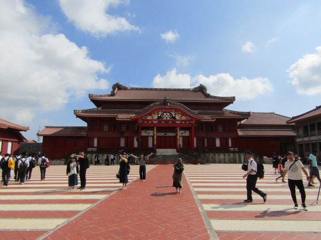 夫婦で初の沖縄旅行でした。なんと帰宅後4日後に観光で巡った首里城が火事になるとは・・・・・・ほんとうにビックリしました。先ずは少しではありますが写真を掲載しますのでご覧戴ければと思います。<br />次は他の観光場所を掲載します。