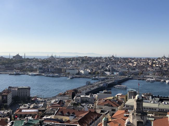 以前子供たちが卒業旅行で行ってきたトルコの鉄板観光地をゆるっと回ってきました。トルコ滞在中にトルコがシリアと戦争を始めましたがイスタンブール市内は何の変化もなく、また帰国時は台風19号の影響で予定通り帰国できずシンガポールに約1日足止めをを食うことになりましたが、13日間の楽しい旅行になりました。<br /><br />イスタンブール観光2日目はガラタ橋を渡り、新市街方面へ行きます。