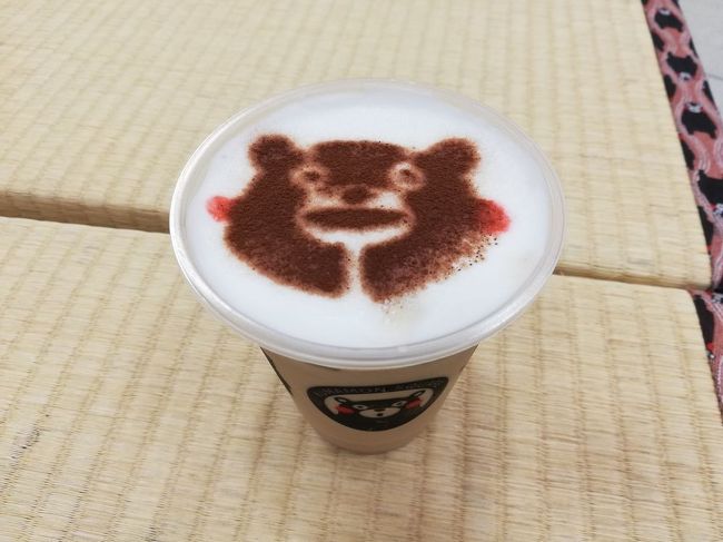 B級ご当地グルメでも郷土料理でもありませんが、<br />地域の皆さんから愛される名物店の食レポシリーズです。<br />今回は、熊本県の「くまモンラテ&ちくわサラダ&おべんとうのヒライ&御飯の友」をご紹介します。<br /><br />★“ベタ”な名物店めぐり&ローカルフードシリーズ<br /><br />イカ羊羹&ラッキーピエロのハンバーガー&ハセガワストアのやきとり弁当(北海道)<br />https://4travel.jp/travelogue/11473075<br />えびそば&鶏の半身揚げ&ぎょうざカレー&ソフトカツゲン&中華まんじゅう&ガラナ&べこ餅&やきそば弁当&ホンコン焼きそば&ダブルラーメン&ラブラブサンド<br />「一幻&小樽ニューなると&みよしの」(北海道)<br />https://4travel.jp/travelogue/11387500<br />まぐろが山盛り 「鶴亀屋食堂」(青森)<br />http://4travel.jp/travelogue/10922752<br />コッペパンの有名店「福田パン」(岩手)<br />https://4travel.jp/travelogue/11403902<br />高さ25cmのソフトクリーム「マルカンデパート大食堂」(岩手)<br />http://4travel.jp/travelogue/11095301<br />ほそやのサンド&半田屋&がんづき&ひょうたん揚げ&ずんだシェイク(宮城)<br />https://4travel.jp/travelogue/11512523<br />さんまの形のたい焼き 「さんまnaたい焼き」(宮城)<br />http://4travel.jp/travelogue/10874248<br />仙台限定メニュー 「天下一品明石台店&まるまつ大和店」(宮城)<br />http://4travel.jp/travelogue/11248634<br />さいちのおはぎ&日本一のナポリタン「さいち&Cafe HACHI」(宮城)<br />https://4travel.jp/travelogue/11346554<br />フラミンゴを見ながらカニピラフ&ラジウムたまご&酪王カフェオレ&ざくざく&ままどおる 「シーフードレストラン メヒコ 郡山フラミンゴ館」(福島)<br />https://4travel.jp/travelogue/11461096<br />にんにく・たまご入りラーメン&みそ煮込みうどん「にんたまラーメン&ばんどう太郎」(茨城)<br />https://4travel.jp/travelogue/11465076<br />天然かき氷 「松月氷室」(栃木)<br />http://4travel.jp/traveler/satorumo/album/10818606/<br />中華丼と固焼きそばの合盛り 「阿Q 西那須野店」(栃木)<br />http://4travel.jp/travelogue/11093935 <br />高崎パスタ&鳥めし 「シャンゴ&登利平」(群馬) <br />https://4travel.jp/travelogue/11468975<br />るーぱんのパスタ&山田うどん&娘々のスタミナラーメン(埼玉)<br />https://4travel.jp/travelogue/11556790<br />超太うどん&ピザ食べ放題&デカ盛りアイスティー「大木うどん<br />&ピッツァリア馬車道&珈琲茶館OB」(埼玉)<br />https://4travel.jp/travelogue/11350599<br />元巨人投手の店 「讃岐うどん 條辺」(埼玉)<br />http://4travel.jp/travelogue/10860967<br />ジャンボカレートースト&とり弁当&コッペパン「呂久呂&としまや<br />&カワシマパン」(千葉)<br />https://4travel.jp/travelogue/11466160<br />巨大唐揚げそば「弥生軒」(千葉)<br />http://4travel.jp/travelogue/11252498<br />ジャポネのスパゲティ&はと屋ハンバーグ&木村家のあんぱん&六文そば&かぶら屋黒おでん「ジャポネ&はと屋&木村家&六文そば&かぶら屋」(東京)<br />https://4travel.jp/travelogue/11545600<br />よもだそば&ロールパン&太陽のトマト麺&ら・ポリタン&びっくり丼<br />「よもだそば&ペリカン&太陽のトマト麺&タンメンダイチョー&幸寿司」(東京)<br />https://4travel.jp/travelogue/11528533<br />ハチクマライス&丸産水産のおでん「神田鐡道倶楽部&丸健水産」(東京)<br />https://4travel.jp/travelogue/11384927<br />大判ちゃーしゅーめん&あやしいスペイン料理&富士山盛り&赤富士そば<br />「たけ虎&つるかめ食堂&名代富士そば」(東京)<br />https://4travel.jp/travelogue/11351113<br />ポットパイのつけ麺「UMA TSUKEMEN」(東京)<br />https://4travel.jp/travelogue/11349382<br />納豆食べ放題&つばめ風ハンブルグステーキ&カレーうどん <br />「納豆工房せんだい屋&つばめグリル&中川屋カレーうどん」(東京)<br />https://4travel.jp/travelogue/11344872<br />からし焼き 「とん八」(東京)<br />http://4travel.jp/traveler/satorumo/album/10766409<br />刺身食べ放題 「たいこ茶屋」(東京)<br />http://4travel.jp/travelogue/10937323<br />鉄道ファンの聖地「ナイアガラ」(東京)<br />http://4travel.jp/traveler/satorumo/album/10697557/<br />http://4travel.jp/travelogue/10971520<br />神田一安い居酒ヤ「とうきょう」(東京)<br />http://4travel.jp/travelogue/11053874<br />韓国風たいやき 「上野たいやき」(東京)<br />http://4travel.jp/traveler/satorumo/album/10765367<br />巨大グラパンの店 「デン」(東京)<br />http://4travel.jp/travelogue/11197648<br />カレートーストの店 「若生」(東京)<br />http://4travel.jp/travelogue/11198589<br />ホッピー通りでもつ煮込み 「鈴芳」(東京)<br />http://4travel.jp/travelogue/11201850<br />麦とろバイキング 「浅草むぎとろ 本店」(東京)<br />http://4travel.jp/travelogue/11206114<br />明太子食べ放題 「やまや 御茶ノ水ワテラス店」(東京)<br />http://4travel.jp/travelogue/11219966<br />鰹節問屋が営むそば屋「そばよし」(東京)<br />http://4travel.jp/travelogue/11234765<br />カンガルーカレー&ラーメン食べ放題「火星カレー&拉麺ビュフェBUTA」(東京)<br />http://4travel.jp/travelogue/11253515<br />豆茶定食&品川めし&円盤焼きそば 「お多幸&品川区役所食堂&梅蘭」(東京)<br />https://4travel.jp/travelogue/11298535<br />ちゃポリタン&フレンチトースト&100円で唐揚げ食べ放題「かっちぇる&ワンモア&有鳥天酒場」(東京)<br />https://4travel.jp/travelogue/11310031<br />味奈登庵の富士山盛り&元祖ニュータンタン麺(神奈川)<br />https://4travel.jp/travelogue/11551034<br />刺身が山盛り 「竹家食堂・ねぎとろ番長」(神奈川)<br />http://4travel.jp/traveler/satorumo/album/10695013/<br />刺身が山盛り 「もみじや・おまかせ定食」(神奈川)<br />http://4travel.jp/traveler/satorumo/album/10574700/ <br />バスターミナルのカレーライス&サラダホープ(新潟)<br />https://4travel.jp/travelogue/11467764<br />とん汁ラーメン 「松茶屋」(新潟)<br />http://4travel.jp/travelogue/11003004<br />あっぷるぐりむのハンバーグ&栗ようかん&ビタミンちくわ&牛乳パン&ホモソーセージ(長野)<br />https://4travel.jp/travelogue/11472665<br />かき揚げそば&チーズそば&げんこつハンバーグ&くずシャリ&うなぎボーン&こっこ&うなぎパイ 「スマル亭&富士見そば&さわやか」(静岡)<br />https://4travel.jp/travelogue/11392173 <br />深海魚バーガー&のっぽパン 「沼津バーガー」(静岡)<br />https://4travel.jp/travelogue/11496435<br />かつ皿 「金時」(静岡)<br />http://4travel.jp/travelogue/10949614<br />鬼まんじゅう&世界一黄色いカレーうどん&スガキヤラーメン 「山田餅本店&サンビーノ&スガキヤ」(愛知)<br />https://4travel.jp/travelogue/11495762<br />北京飯 「北京本店」(愛知)<br />http://4travel.jp/travelogue/10995270<br />玉子とじラーメン 「萬珍軒」(愛知)<br />http://4travel.jp/travelogue/10943732<br />志津屋カルネ&たわらやうどん&衣笠丼&出町ふたばの豆餅&<br />バイキング上賀茂&すーてき丼(京都)<br />https://4travel.jp/travelogue/11501503<br />何にでもチャーハンをセットできる「チャーミングチャーハン」(京都)<br />http://4travel.jp/travelogue/11236448<br />京都人はこってりが好き!? 「天下一品総本店&王将1号店」(京都)<br />http://4travel.jp/travelogue/11247366<br />蟹飯麺 「安安」(京都)<br />http://4travel.jp/travelogue/10998575 <br />抹茶スイーツ&あぶりもち&やきもち「鶴屋吉信&かざりや&葵家」(京都)<br />https://4travel.jp/travelogue/11280385 <br />GORYOラテ&プノンペンそば&くるみ餅&ちく満のせいろ(大阪)<br />https://4travel.jp/travelogue/11508302<br />天ぷら朝定食&自由軒の名物カレー&551蓬莱のあんまん&デカ盛りモーニング&いか焼き<br />「大吉&自由軒&551蓬莱&喫茶Y&阪神名物いか焼き」(大阪)<br />https://4travel.jp/travelogue/11389518<br />ダウンタウンも通っていた 「信濃そば」(大阪)<br />http://4travel.jp/traveler/satorumo/album/10544646/<br />幻の関大プリン 「ダイニングホール・ディノア」(大阪)<br />http://4travel.jp/travelogue/11232977<br />海鮮居酒屋「とっつあん系おかあちゃん」(大阪)<br />https://4travel.jp/travelogue/11400045<br />ぼっかけうどん&ぼっかけまぜそば&あん食(兵庫)<br />https://4travel.jp/travelogue/11510654<br />巾着きつね&天理スタミナラーメン(奈良)<br />https://4travel.jp/travelogue/11506738<br />しらす丼&わさびスープ&天かけラーメン「満幸商店&グリーンコーナー」(和歌山)<br />https://4travel.jp/travelogue/11504360<br />スタバもすなばもあります 「すなば珈琲」(鳥取)<br />http://4travel.jp/travelogue/11124525/<br />「チキンナンバン&ぼうしパン&アイスクリン&芋けんぴ&ミレービスケット&竹ちくわ」(高知&徳島)<br />https://4travel.jp/travelogue/11397168<br />揚げたての天ぷら定食&肉やきめし「天麩羅処ひらお&娘娘」(福岡)<br />https://4travel.jp/travelogue/11307816<br />丸天がうまい 「小倉駅ホームの立ち食いうどん」(福岡)<br />http://4travel.jp/traveler/satorumo/album/10474232/<br />“だぢづでど”が“らりるれろ”に 「かろのうろん」(福岡)<br />http://4travel.jp/traveler/satorumo/album/10476120/<br />牧のうどん&資さんうどん&チーズデンマーク&サニーパン&むつごろう焼(福岡)<br />https://4travel.jp/travelogue/11551520<br />くまモンラテ&ちくわサラダ&おべんとうのヒライ&御飯の友(熊本)<br />https://4travel.jp/travelogue/11562287<br />