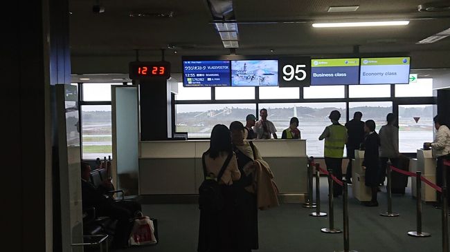 今年のゴールデンウイークに続いて4連休が入りウラジオストクに行きました。<br />今まで海外は中国やモンゴルが多かったのですが最近はロシア極東に行ってます。<br />2017年にはじめてロシアに行きましたが、今回で4回目の観光です。<br /><br />主な目的は、まず料理が美味い。(特にカニ)<br />近い。約2時間くらいで行ける。<br />美人が多い。<br /><br />最初の1日目と2日目はちょっとしたトラブルで焦りましてウラジオストクへは4軒しかまわりませんでした。<br />どの店も店員は親切でフロームジャパンと言えばメニュー表も日本語が書いてあるのを持ってきてくれました。<br />日本と同じくらい接客はよかったです。<br />どの店もそうだったが、店員は美人でイケメンが多かったと個人的に思いました。<br /><br />まだ行ってない興味があるというかたウラジオストクおススメです。<br /><br /><br /><br /><br />