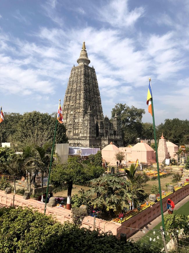 ブッダ（釈迦）が悟りを開いた地、ブッダガヤ、マハボディ寺院（大菩薩寺）、ブッダが６年間断食をしながら瞑想を行った洞窟（前正覚山）等、訪問しました。