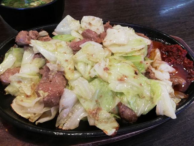 B級ご当地グルメでも郷土料理でもありませんが、<br />地域の皆さんから愛される名物店の食レポシリーズです。<br />今回は、福岡県の「鉄板アイアンマン&大地のうどん&武膳うどん&ブラックモンブラン&マンハッタン」を紹介します。<br /><br />★“ベタ”な名物店めぐり&ローカルフードシリーズ<br /><br />イカ羊羹&ラッキーピエロのハンバーガー&ハセガワストアのやきとり弁当(北海道)<br />https://4travel.jp/travelogue/11473075<br />えびそば&鶏の半身揚げ&ぎょうざカレー&ソフトカツゲン&中華まんじゅう&ガラナ&べこ餅&やきそば弁当&ホンコン焼きそば&ダブルラーメン&ラブラブサンド<br />「一幻&小樽ニューなると&みよしの」(北海道)<br />https://4travel.jp/travelogue/11387500<br />まぐろが山盛り 「鶴亀屋食堂」(青森)<br />http://4travel.jp/travelogue/10922752<br />コッペパンの有名店「福田パン」(岩手)<br />https://4travel.jp/travelogue/11403902<br />高さ25cmのソフトクリーム「マルカンデパート大食堂」(岩手)<br />http://4travel.jp/travelogue/11095301<br />ほそやのサンド&半田屋&がんづき&ひょうたん揚げ&ずんだシェイク(宮城)<br />https://4travel.jp/travelogue/11512523<br />さんまの形のたい焼き 「さんまnaたい焼き」(宮城)<br />http://4travel.jp/travelogue/10874248<br />仙台限定メニュー 「天下一品明石台店&まるまつ大和店」(宮城)<br />http://4travel.jp/travelogue/11248634<br />さいちのおはぎ&日本一のナポリタン「さいち&Cafe HACHI」(宮城)<br />https://4travel.jp/travelogue/11346554<br />フラミンゴを見ながらカニピラフ&ラジウムたまご&酪王カフェオレ&ざくざく&ままどおる 「シーフードレストラン メヒコ 郡山フラミンゴ館」(福島)<br />https://4travel.jp/travelogue/11461096<br />にんにく・たまご入りラーメン&みそ煮込みうどん「にんたまラーメン&ばんどう太郎」(茨城)<br />https://4travel.jp/travelogue/11465076<br />天然かき氷 「松月氷室」(栃木)<br />http://4travel.jp/traveler/satorumo/album/10818606/<br />中華丼と固焼きそばの合盛り 「阿Q 西那須野店」(栃木)<br />http://4travel.jp/travelogue/11093935 <br />高崎パスタ&鳥めし 「シャンゴ&登利平」(群馬) <br />https://4travel.jp/travelogue/11468975<br />るーぱんのパスタ&山田うどん&娘々のスタミナラーメン(埼玉)<br />https://4travel.jp/travelogue/11556790<br />超太うどん&ピザ食べ放題&デカ盛りアイスティー「大木うどん<br />&ピッツァリア馬車道&珈琲茶館OB」(埼玉)<br />https://4travel.jp/travelogue/11350599<br />元巨人投手の店 「讃岐うどん 條辺」(埼玉)<br />http://4travel.jp/travelogue/10860967<br />ジャンボカレートースト&とり弁当&コッペパン「呂久呂&としまや<br />&カワシマパン」(千葉)<br />https://4travel.jp/travelogue/11466160<br />巨大唐揚げそば「弥生軒」(千葉)<br />http://4travel.jp/travelogue/11252498<br />ジャポネのスパゲティ&はと屋ハンバーグ&木村家のあんぱん&六文そば&かぶら屋黒おでん「ジャポネ&はと屋&木村家&六文そば&かぶら屋」(東京)<br />https://4travel.jp/travelogue/11545600<br />よもだそば&ロールパン&太陽のトマト麺&ら・ポリタン&びっくり丼<br />「よもだそば&ペリカン&太陽のトマト麺&タンメンダイチョー&幸寿司」(東京)<br />https://4travel.jp/travelogue/11528533<br />ハチクマライス&丸産水産のおでん「神田鐡道倶楽部&丸健水産」(東京)<br />https://4travel.jp/travelogue/11384927<br />大判ちゃーしゅーめん&あやしいスペイン料理&富士山盛り&赤富士そば<br />「たけ虎&つるかめ食堂&名代富士そば」(東京)<br />https://4travel.jp/travelogue/11351113<br />ポットパイのつけ麺「UMA TSUKEMEN」(東京)<br />https://4travel.jp/travelogue/11349382<br />納豆食べ放題&つばめ風ハンブルグステーキ&カレーうどん <br />「納豆工房せんだい屋&つばめグリル&中川屋カレーうどん」(東京)<br />https://4travel.jp/travelogue/11344872<br />からし焼き 「とん八」(東京)<br />http://4travel.jp/traveler/satorumo/album/10766409<br />刺身食べ放題 「たいこ茶屋」(東京)<br />http://4travel.jp/travelogue/10937323<br />鉄道ファンの聖地「ナイアガラ」(東京)<br />http://4travel.jp/traveler/satorumo/album/10697557/<br />http://4travel.jp/travelogue/10971520<br />神田一安い居酒ヤ「とうきょう」(東京)<br />http://4travel.jp/travelogue/11053874<br />韓国風たいやき 「上野たいやき」(東京)<br />http://4travel.jp/traveler/satorumo/album/10765367<br />巨大グラパンの店 「デン」(東京)<br />http://4travel.jp/travelogue/11197648<br />カレートーストの店 「若生」(東京)<br />http://4travel.jp/travelogue/11198589<br />ホッピー通りでもつ煮込み 「鈴芳」(東京)<br />http://4travel.jp/travelogue/11201850<br />麦とろバイキング 「浅草むぎとろ 本店」(東京)<br />http://4travel.jp/travelogue/11206114<br />明太子食べ放題 「やまや 御茶ノ水ワテラス店」(東京)<br />http://4travel.jp/travelogue/11219966<br />鰹節問屋が営むそば屋「そばよし」(東京)<br />http://4travel.jp/travelogue/11234765<br />カンガルーカレー&ラーメン食べ放題「火星カレー&拉麺ビュフェBUTA」(東京)<br />http://4travel.jp/travelogue/11253515<br />豆茶定食&品川めし&円盤焼きそば 「お多幸&品川区役所食堂&梅蘭」(東京)<br />https://4travel.jp/travelogue/11298535<br />ちゃポリタン&フレンチトースト&100円で唐揚げ食べ放題「かっちぇる&ワンモア&有鳥天酒場」(東京)<br />https://4travel.jp/travelogue/11310031<br />味奈登庵の富士山盛り&元祖ニュータンタン麺(神奈川)<br />https://4travel.jp/travelogue/11551034<br />刺身が山盛り 「竹家食堂・ねぎとろ番長」(神奈川)<br />http://4travel.jp/traveler/satorumo/album/10695013/<br />刺身が山盛り 「もみじや・おまかせ定食」(神奈川)<br />http://4travel.jp/traveler/satorumo/album/10574700/ <br />バスターミナルのカレーライス&サラダホープ(新潟)<br />https://4travel.jp/travelogue/11467764<br />とん汁ラーメン 「松茶屋」(新潟)<br />http://4travel.jp/travelogue/11003004<br />あっぷるぐりむのハンバーグ&栗ようかん&ビタミンちくわ&牛乳パン&ホモソーセージ(長野)<br />https://4travel.jp/travelogue/11472665<br />かき揚げそば&チーズそば&げんこつハンバーグ&くずシャリ&うなぎボーン&こっこ&うなぎパイ 「スマル亭&富士見そば&さわやか」(静岡)<br />https://4travel.jp/travelogue/11392173 <br />深海魚バーガー&のっぽパン 「沼津バーガー」(静岡)<br />https://4travel.jp/travelogue/11496435<br />かつ皿 「金時」(静岡)<br />http://4travel.jp/travelogue/10949614<br />鬼まんじゅう&世界一黄色いカレーうどん&スガキヤラーメン 「山田餅本店&サンビーノ&スガキヤ」(愛知)<br />https://4travel.jp/travelogue/11495762<br />北京飯 「北京本店」(愛知)<br />http://4travel.jp/travelogue/10995270<br />玉子とじラーメン 「萬珍軒」(愛知)<br />http://4travel.jp/travelogue/10943732<br />志津屋カルネ&たわらやうどん&衣笠丼&出町ふたばの豆餅&<br />バイキング上賀茂&すーてき丼(京都)<br />https://4travel.jp/travelogue/11501503<br />何にでもチャーハンをセットできる「チャーミングチャーハン」(京都)<br />http://4travel.jp/travelogue/11236448<br />京都人はこってりが好き!? 「天下一品総本店&王将1号店」(京都)<br />http://4travel.jp/travelogue/11247366<br />蟹飯麺 「安安」(京都)<br />http://4travel.jp/travelogue/10998575 <br />抹茶スイーツ&あぶりもち&やきもち「鶴屋吉信&かざりや&葵家」(京都)<br />https://4travel.jp/travelogue/11280385 <br />GORYOラテ&プノンペンそば&くるみ餅&ちく満のせいろ(大阪)<br />https://4travel.jp/travelogue/11508302<br />天ぷら朝定食&自由軒の名物カレー&551蓬莱のあんまん&デカ盛りモーニング&いか焼き<br />「大吉&自由軒&551蓬莱&喫茶Y&阪神名物いか焼き」(大阪)<br />https://4travel.jp/travelogue/11389518<br />ダウンタウンも通っていた 「信濃そば」(大阪)<br />http://4travel.jp/traveler/satorumo/album/10544646/<br />幻の関大プリン 「ダイニングホール・ディノア」(大阪)<br />http://4travel.jp/travelogue/11232977<br />海鮮居酒屋「とっつあん系おかあちゃん」(大阪)<br />https://4travel.jp/travelogue/11400045<br />ぼっかけうどん&ぼっかけまぜそば&あん食(兵庫)<br />https://4travel.jp/travelogue/11510654<br />巾着きつね&天理スタミナラーメン(奈良)<br />https://4travel.jp/travelogue/11506738<br />しらす丼&わさびスープ&天かけラーメン「満幸商店&グリーンコーナー」(和歌山)<br />https://4travel.jp/travelogue/11504360<br />スタバもすなばもあります 「すなば珈琲」(鳥取)<br />http://4travel.jp/travelogue/11124525/<br />チキンナンバン&ぼうしパン&アイスクリン&芋けんぴ&ミレービスケット&竹ちくわ(高知&徳島)<br />https://4travel.jp/travelogue/11397168<br />鉄板アイアンマン&大地のうどん&武膳うどん&ブラックモンブラン&マンハッタン(福岡)<br />https://4travel.jp/travelogue/11562496<br />揚げたての天ぷら定食&肉やきめし「天麩羅処ひらお&娘娘」(福岡)<br />https://4travel.jp/travelogue/11307816<br />丸天がうまい 「小倉駅ホームの立ち食いうどん」(福岡)<br />http://4travel.jp/traveler/satorumo/album/10474232/<br />“だぢづでど”が“らりるれろ”に 「かろのうろん」(福岡)<br />http://4travel.jp/traveler/satorumo/album/10476120/<br />牧のうどん&資さんうどん&チーズデンマーク&サニーパン&むつごろう焼(福岡)<br />https://4travel.jp/travelogue/11551520<br />くまモンラテ&ちくわサラダ&おべんとうのヒライ&御飯の友(熊本)<br />https://4travel.jp/travelogue/11562287