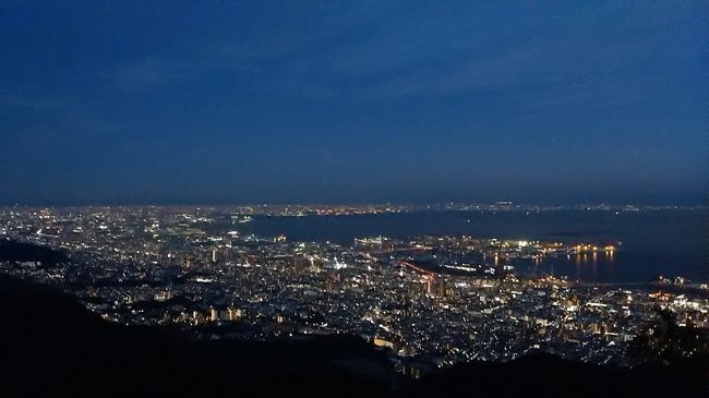11月2日から2泊3日「ラ・スイート神戸」、往復新幹線で行ってきました<br />新神戸からは市営のループバスで移動。1回260円。1日乗車券680円。pasumoが使えます。<br />新神戸からは約30分で「かもめりあ」。新神戸駅のループバスは2階の降り口にあります。タクシー乗り場の先です。<br />NO.1のバス停(全部で17のバス停がある)で降りて、すぐラ・スイート神戸のホテルです。<br />チェックイン前の時刻より早く着いたので、荷物をホテルに置いて再度ループバスに乗り、元町へ<br />その前にポートタワーへ<br />障碍者割引で、1人分で、介護者も含めて2人展望台へ行けます<br />購入は1回窓口で、2階は自販機のみのチケット売り場です<br /><br />展望台は4層です。でも小さい。<br /><br />さてループバスで、バス停ハーバーランドから元町へ<br />元町商店街から中華街を散策<br />人がすごいです!<br /><br />そのあと、摩耶山行の急行バスへ。<br />JR三ノ宮駅のあるインフォメーション(赤い屋根)で、往復乗車券(ケーブルカー、ロープエー乗車券付き)を1700円の1日乗車券で買って、その近く、緑の柱の乗り口3番(18系統と一緒)で待ちます。<br />乗車客1番だったので、しっかり座ることができました。<br /><br />摩耶ケーブル下バス停につき、降ります。バスは次の六甲ケーブル下バス停(終点)まで行きます。<br />この摩耶ケーブル下のバス停前の道は一方通行です。路線バスも来ます。(18系など)<br /><br />バスが到着して、ちょうどケーブルカーは行ってしまいましたが、次の乗る順番1番です。<br />進行方向後方に座って、下の景色を見ながら、摩耶山へ登っていきます。トンネルと草木の多いのが、海の景色を見ながらというわけには、いきませんでした。<br /><br />次はロープウエイ。椅子は2人かけの2つ、4人分しかありません。<br />かみさんを座らせて頂上へ。客が乗るとき横揺れがあります。<br /><br />頂上の展望台は、2か所。手前と奥。<br />見晴らしがいいのは奥。<br /><br />帰りの道にブラックライトで、光る歩道の星がありました。<br />「地上の星」ですね<br /><br />さて、急行バスに乗って、ホテルに向かいますが、ループバスは18時30頃(新神戸駅)にすべて終わってしまいます。<br />ということで、タクシー(中型車)に乗ってホテルへ料金は(1890円)<br />タクシーは小型と中型があり、初乗り運賃が20円の違いがあります。<br />JAPAN・TAXIの車両が一台もありませんでした<br /><br />ホテルには午後7時過ぎに到着<br />この日の歩数はなんと8000歩以上、距離約5KM。<br /><br />かみさんの靴下に穴が開いたそうです。<br /><br />フロントで、チェックインを済ませて部屋へ<br />部屋は906号室。前もって、エレベーター近くの部屋を希望していたので、エレベーターを降りてすぐの部屋でした。<br /><br />エグゼティブのランクだったので、<br />女性専用のスパをかみさんは無料です。<br />部屋には円形のバス、ジャグジーがあります。アワアワの風呂を味あえます。窓からハーバーの景色が見えますが、入浴中はブラインドを下げてくださいとの注意書き。<br />遠くに見える高層ビルから丸見え。<br /><br />各部屋にベランダがあり、そこのテーブルと椅子でのんびりできます。<br />部屋の広さの割には、ソファーが多く、ちょっと、移動が不便だったり。<br /><br />エレベーター内は、ちょっと暗いので、ボタンの数字が見えにくい。<br />客室には部屋の鍵を差し込んで、回さないと、その階に行けません。カード式のものなら経験があるのですが、ここは、普通のキーを部屋のある階のボタンの隣に差し込んで、回します。そうするとその階のランプがついて、いけるようになります。<br />フロントは2階。1階は駐車場です。<br />入り口までは坂になっていて、足の悪いかみさん大変。<br />駐車場からエレベーターで2階のフロンテへ行けるので、足の悪い人は1度駐車場に入るといい。<br />入り口はリッツカールトン大阪のようです。<br /><br />部屋数が100くらいしかないので、ルームサービスがなんと24時間行っています。<br /><br />1日目の夕食を取っていないので、ホテルのステーキ店に行きたいとホテル側に話したところ、席はいっぱいということで、ルームサービスになりました。<br /><br />神戸牛が食べたいと、かみさんのリクエストでしたので、神戸牛のステーキのコース。<br />おいしかった!<br />前菜からメインのステーキ、ソースなどなど、おいしかった!<br /><br />翌朝の朝食はレストランで、ハム、スクランブルエッグなどの食事。前菜のサラダの量がうわーと思うほどの量でしたが、食べきれました。<br />おいしかったから。<br /><br />2日目は、ハーバーから遊覧船。川崎重工などが、自衛隊の潜水艦を修理するので、潜水艦を見ることができます。<br />下船後モザイクで、観覧車に乗り、そのあと散策<br />モザイクにはアンパンマンミュージアムがあります。<br />子供がたくさん!<br /><br />そこから、ループに乗って三宮まで<br />三宮からスカイバス(神姫バス)<br />客の人数が座席の半分だったので、半分自由席。一番前の席に移動して、街並みを見ました。<br />コースは、ループバスとほとんど一緒<br /><br />帰りはやはりループバス<br />三宮から乗りますがなかなか来ない。20分遅れ。渋滞だそうです。<br />今日の夕食はコンビニで買ったサンドイッチとチューハイ<br /><br />最終日は和朝食をルームサービス。<br />やはり味はいい!おいしい。<br />問題だったのは、醤油。味濃すぎ。納豆にいつもの通りかけたら、大変。<br />かみさんにかける前に伝えたので、かみさんは、ほんのちょっとでちょうどよかったと<br /><br />かみさんは食後、朝ジャグジー<br />「よかった!」<br /><br />チェックアウトは12時ですが、11時前にチェックアウト。<br /><br />今日もやはりループバスです。<br />新神戸に到着して、昼食の弁当を買うのですが、おなかがあまりすいていません。この弁当、夕食になりました。<br />お土産屋さんは、セブンイレブンが仕切っています。ものすごいレジへの並び。諦めました。<br /><br />と、ここで起こった事故。<br />キャリーバックのタイヤが壊れた!<br />2輪キャリアーバックだったので、改造して4輪にして使ったのですが、バックにとめていたボルトが抜けてしまった。道具がないので直せません。でも、何とか動かせるので、そのまま、自宅へ。<br />自宅について早速、荷物の整理とバックの修理。そして夕食<br /><br />今回の、旅行でループバスは役に立った!<br />何度も乗るので1日パスを買ったほうがよかったのが1日目。<br /><br />ホテルも大変良かった。特に食事の味は抜群でした。<br />また、客からの意見をしっかり聞いてもらえます。かみさんがスパに行くときバスローブを着ようとしたら、これが重い。この意見は支配人まで届き、なんとか対処するそうです。<br /><br />また泊まりたいホテルでした。<br /><br />費用<br />JTBツアー<br />新幹線(東京~新神戸)とホテル2泊3日(エグゼクティブツイン):約20万円(2人分)<br />神戸牛ステーキディナー:約55000円(2人分)<br />六甲・摩耶(急行バス。ケーブルカー・ロープウェイ)1日乗車券:3400円(2人分)<br />市営シャトルループバス・1日乗車券:1360円(2人分)<br />市営シャトルループ乗車:1回260円(1人・PASUMO)<br />ハーバーランド遊覧船・観覧車セット券:1400円(1名)<br />ポートタワー入場券:700円(1名)<br />タクシー(新神戸→ラ・スイート神戸ハーバーランド):1890円<br />昼食他:約10000円<br />