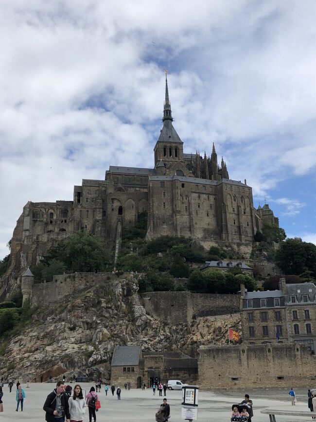 ずっと行きたかったフランス、<br />憧れのパリへ1人で行ってみた！！<br /><br />5日目は旅の目的その2のモンサンミッシェルへ。<br /><br />今回もマイバスを利用してバスツアーで行ってきました。モンサンミッシェルは遠いので、電車やバスを乗り継いで行くより、バスツアーで楽々でした。<br /><br />ル・モン・サン・ミッシェル<br />行けてよかった！！<br /><br />前半です。<br /><br />＊2019年6月の旅行記です。