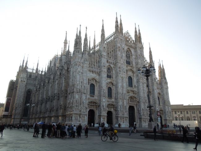 ボンジョルノイタリアグランド紀行のDay-1&2 ミラノとベネチア編です。<br /><br />早期退職したのを機に、夫婦で「人生初のイタリア」へ旅行することにしました。2人とも初めてなので、大手旅行代理店を通して10日間の添乗員付きツアーへ申し込みました。2日目にトラムでスマホを盗まれ、さらに、帰国便が台風19号の影響で欠航に。そのためローマに6日間足止めになるという中々「濃い」旅になりました。<br /><br />「ローマ延長編」は、こちらのブログ「Dogwoodの池上日記」に書いていますので、よろしかったらこちらもどうぞ。<br /><br />https://www.ikegamiblog.com/entry/2019/10/21/214331<br /><br />https://www.ikegamiblog.com/entry/2019/10/22/205323<br /><br />https://www.ikegamiblog.com/entry/2019/10/23/212322