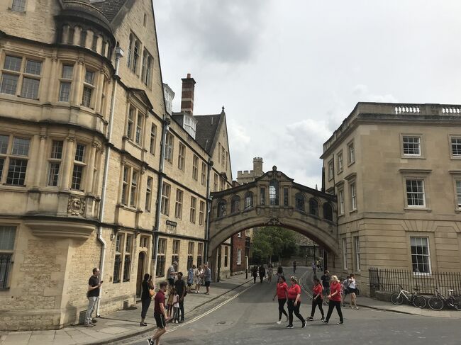 ロンドンから日帰りでオックスフォードまで行ってきました。<br />ロンドンからは列車で一時間程。街は小さいので歩いて廻れば充分です。<br />11世紀には既に大学が存在したと言われる古い大学都市。<br />オックスフォード大学とは40余あるカレッジの総称でその代表がマートンカレッジやクライストチャーチなど。<br />観光客は多いが、一般の観光地とは異なりアカデミックな雰囲気があります。