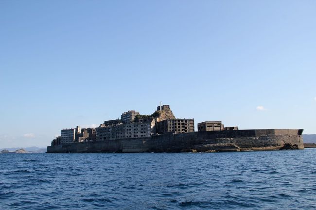 以前、『純(1980)』という映画で軍艦島の存在を知って以来、行ってみたかったところです。<br />映画 ⇒ http://kokoronokesiki0410.blog57.fc2.com/blog-entry-118.html<br /><br />今になってしまいました。7月初旬に「ブラックダイヤモンドで行く軍艦島上陸クルーズ」に予約を入れ、9月22日(日)・23日(月)に行く予定でしたが、台風17号の影響でキャンセルしたんです。今回、【アイランド号】に予約を入れることが出来、やーっと行くことが出来ました。世界遺産として登録されたこと、廃墟ブームが注目されたことで人気なんでしょうねぇ。<br /><br />しかし、船長さんから、台風17号の影響により、軍艦島見学施設が損壊しており、復旧工事が完了するまでの間、軍艦島へ上陸はできない旨のご連絡を頂き、周遊だけになるので、今回泊まるホテルの周遊クルーズの方が料金がかなり安くなりますよ。とのことで【榮丸】での軍艦島周遊クルーズになりました。上陸できないのかぁ・・・と残念でしたが、いやいや、ナント!この船長さんが、【アイランド号】の船長さんでもあり、(元、軍艦島住民の漁師さん)暴走船(爆)でのクルージングとなり、間近で見ることも出来、とんでもなく良かったです!!☆⌒v⌒v⌒ヾ(≧ω≦)ノヒャッホーィ♪<br /><br />