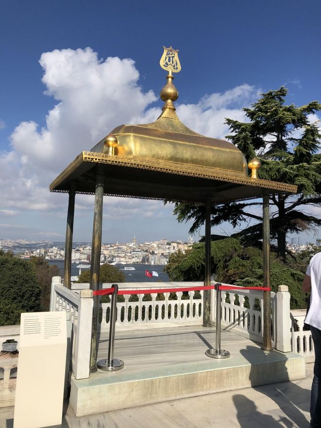 以前子供たちが卒業旅行で行ってきたトルコの鉄板観光地をゆるっと回ってきました。トルコ滞在中にトルコがシリアと戦争を始めましたがイスタンブール市内は何の変化もなく、また帰国時は台風19号の影響で予定通り帰国できずシンガポールに約1日足止めをを食うことになりましたが、13日間の楽しい旅行になりました。<br /><br />イスタンブール観光3日目は、いよいよトプカプ宮殿に行きます。午後は旧市街東側を巡ります。