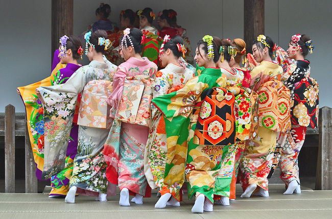今年で2019..21回目を迎えた園遊会は、<br />“京都から新しい「きものおこし」を”をテーマに、<br />「西陣織会館」から京都バスより<br />秋の園遊会が上賀茂神社で開催されますので、<br />世界遺産の上賀茂神社に。<br /><br />秋の園遊会が洛北の世界遺産「上賀茂神社」にて<br />(上賀茂神社一の鳥居と二の鳥居の間に広がる境内)<br />「西陣きもの・帯フェスティバル きもので集されて<br />京都の秋の風情を十分に満喫しました。<br /><br />上賀茂神社は、七五三で賑わい、結婚式も三組見かけた。<br />写真を撮るには、<br />とても多くの人で被写体が人.建物などで遮るので<br />アップの写真が多くなりました。<br /><br />京都へ行くと京都の友だちに逢えるので、<br />「御所舎」で一人逢い、<br />野点で舞妓さんを撮ってる時にもう一人逢い<br />..久しぶり逢いました。<br /><br />★西陣きもの・帯フェスティバル.きもので集う園遊会★<br /> ★「御所舎」では色んな催しものがありました★<br />NPO法人京小町踊り子隊<br />友だちが京小町踊り子隊よく御存知の方で、<br />京小町踊り子隊プロジェクト代表理事 岩崎裕美さんに<br />今回も、多忙で挨拶とかお話しできなかったが会釈を・・・。<br />京小町踊り子隊<br /> 徳川家光入洛の際に京都の町娘が歓迎の気持ちを表現したという<br /> 「小町踊り」を再現し、京都の和装振興・文化継承にと結成された<br /> 「京小町踊り子隊」による踊り・・・。<br />新体操のリボンや蛇の目傘を使ったり、<br />一反木綿と二人の藤娘など<br />また、扇子・団扇を使った斬新な踊りもあったかと思えば、<br />古典の日本舞踊も披露された。<br /><br />五輪の年ちなんで、フープを手にし踊ったり、<br />エネルギッシュな 踊りを。<br />(フープからお扇子へ京花火.花娘.百花繚乱.五色の舞.紫之先生)<br />京小町踊り子隊の元気いっぱの踊りが披露された。<br /><br />開催地:上賀茂神社<br />開催期間:2019年11月3日 11:30~15:30(入場は13:30まで) <br />料金:入場無料<br />主催者:西陣織物産地問屋協同組合<br />問い合わせ先:西陣きもの・帯フェスティバル事務局 <br /> 075-432-0191<br />関連サイト:http://nishijin-nsk.jp/festival/(外部サイト)<br /><br /> ■★■★■★■★ ■★■★■★■★■★■★■★<br /><br />文化の日(1)清明神社.白峯神宮<br />文化の日(2)西陣着物ショー<br /> 秋の園遊会が洛北の世界遺産「上賀茂神社」にて<br />文化の日(3)上七軒の芸妓・舞妓の秋華の舞<br />文化の日(4)京小町踊り子隊
