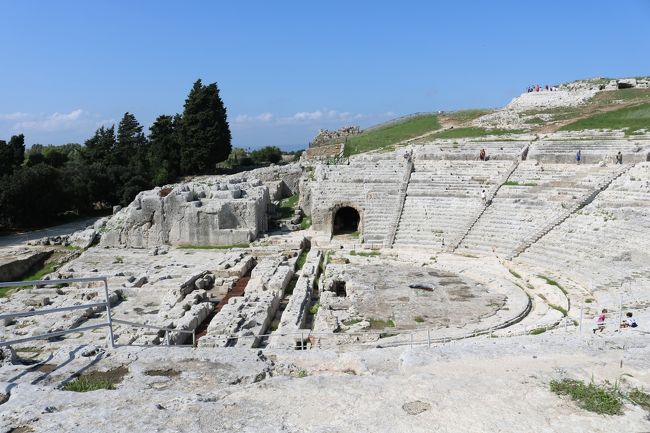 シラクーサはシチリア島の南東部の街です。<br />ギリシャ・ローマ時代の遺跡が多くあり見所満載です。<br />2005年に世界遺産に認定されました。<br />今朝は市場(メルカート）を散策しました。<br />口コミで美味しいと評判のサンドイッチは<br />パフォーマンス付きで<br />手さばきに目が釘付けになりました。<br />サンドイッチは最高に美味しかった。<br />その後、考古学地区を見学しました。<br /><br />★10月11日（金）シラクーサ　朝市＆考古学地区観光<br /><br />日程<br />10月5日 （土）ポートランド　→　ニューヨーク（機内泊）<br />10月6日 （日）ニューヨーク観光　→（機内泊）<br />10月7日 （月）ナポリ　→　ポンペイ遺跡　→　エルコラーノ遺跡　→　ナポリ泊<br />10月8日 （火）ナポリ観光　→　プローチダ島　→　ナポリ泊<br />10月9日　(水）ナポリ　→　ソレント →  ポジターノ  →　アマルフィ →　サレルノ  →  ナポリ（寝台列車泊）<br />10月10日（木）カターニア　→　シラクーサ泊<br />10月11日（金）シラクーサ　→　ノート　→　モディカ　→　ラグーザ泊<br />10月12日（土）ラグーザ　→　ワインナリー　→　カルタジローネ　→　ピアッツア・アルメリーナ　→　エンナ泊<br />10月13日（日）エンナ　→　アグリジェント泊<br />10月14日（月）アグリジェント　→　ガンジ　→　チェファルー泊<br />10月15日（火）チェファルー　→　タオルミーナ泊<br />10月16日（水）タオルミーナ　→　カステルモーラ　→　カターニア　→　マルタ島泊<br />10月17日（木）マルタ島観光　マルタ島泊<br />10月18日（金）ゴソ島観光　　　ゴソ島泊<br />10月19日（土）ゴソ島観光　→　マルタ島泊<br />10月20日（日）マルタ島　→　コミノ島　→　マルタ島泊<br />10月21日（月）マルタ島泊<br />10月22日（火）マルタ　→　フランクフルト　→　サンフランシスコ　→　ポートランド