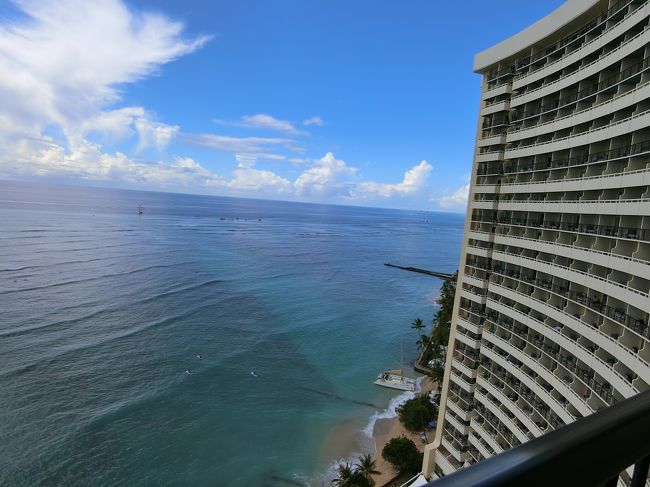 一年半ぶりのハワイ旅行。今回はシェラトンワイキキの改装済みの部屋に泊まってきました。この旅行記はホテルステイの紹介です。<br /> シェラトンワイキキに泊まるのは初めてなので、改装前との比較はできないのですが。<br /> 宿泊の予約はシェラトンワイキキのサイトから直接しました。<br /> 改装済み高層階のオーシャンフロントで毎朝食付(カイマーケット)というお得なプランです。シェラトンワイキキは2019年10月現在まだ改装工事中です。日中は工事の音が聞こえるので、その分お得にご提供…ということらしいです。日中はほとんど部屋にいないのですから騒音なんて全く問題無しです。<br /> ということで、なかなか快適なホテルライフを過ごしてきました。