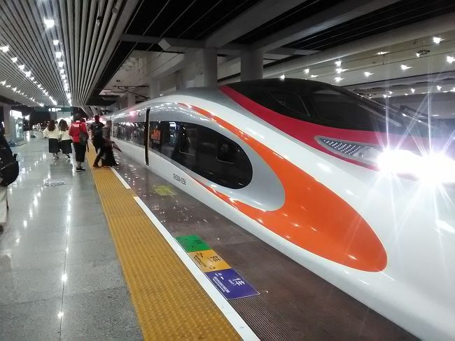 「香港」から ６００キロ以上離れた 中国「桂林」まで足を運ぶ ３泊４日の旅 。<br /><br />１日目は「香港」から 陸路で、かつての国境を越え「深セン」へ！<br /><br />２日目は 高速鉄道で「桂林」へ向けて大移動。<br />中国らしい山水画の風景広がる「陽朔」という奇岩に囲まれた街で一夜を過ごす。<br /><br />３日目、高速バスで「桂林」へ。<br />数時間しか滞在できなかったけど、街の雰囲気や 桂林を代表する観光スポットには立ち寄る事ができ、香港への帰路へ就く為に「桂林北駅」へ。