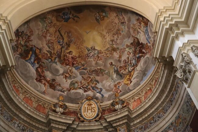 イエズス会の建築家で、画家でもあるイグナチオ・ポッツォによって、１６９９～１７２５年にかけて建てられた教会です。<br />聖イグナチオ教会は旧市街で一番大きな教会で無料で入場、撮影できます。<br />